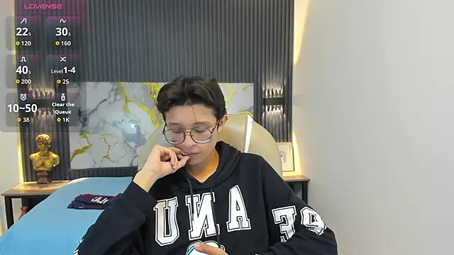 SantiagoRusso18 online show from 10-31-25, 12:06