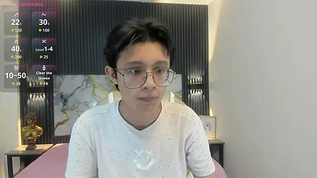 SantiagoRusso18 online show from 11-17-25, 01:33