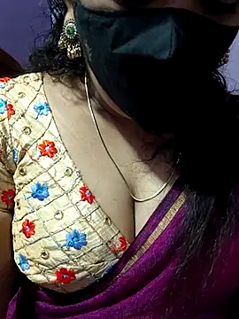 Snapshot of luci-queen chatting on 09-24-25, 04:38 luci-queen online show from 09-24-25, 04:38