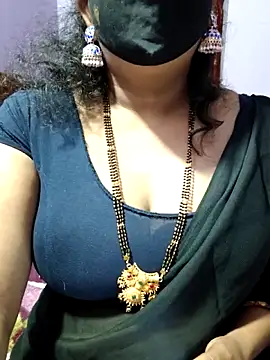 Snapshot of luci-queen chatting on 10-05-25, 03:10 luci-queen online show from 10-05-25, 03:10