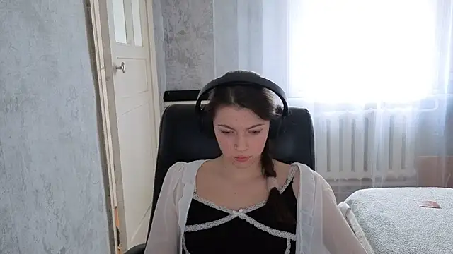 CutieAnny online show from 10-31-25, 04:24