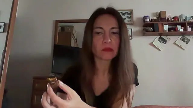 Snapshot of Cyreluna chatting on 11-10-25, 12:04 Cyreluna online show from 11-10-25, 12:04