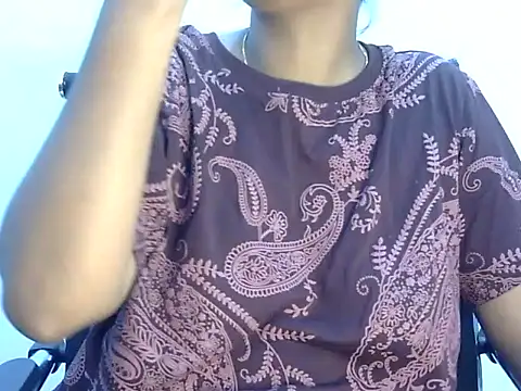 Hott Noor online show from 10-24-25, 05:20