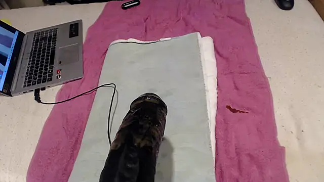 Snapshot of BiglovelyXXL chatting on 11-19-25, 10:10 BiglovelyXXL online show from 11-19-25, 10:10