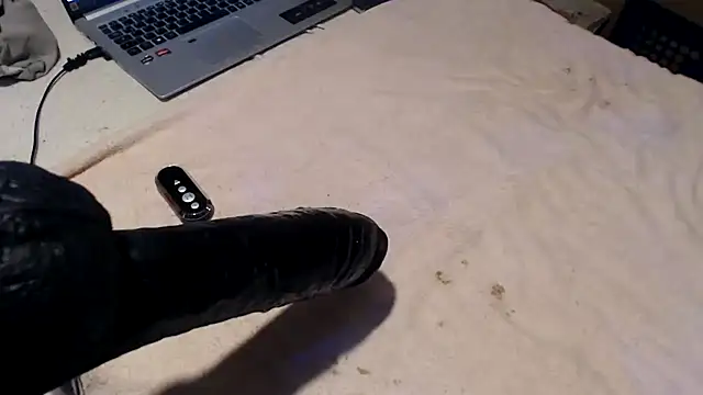 Snapshot of BiglovelyXXL chatting on 12-15-25, 05:23 BiglovelyXXL online show from 12-15-25, 05:23