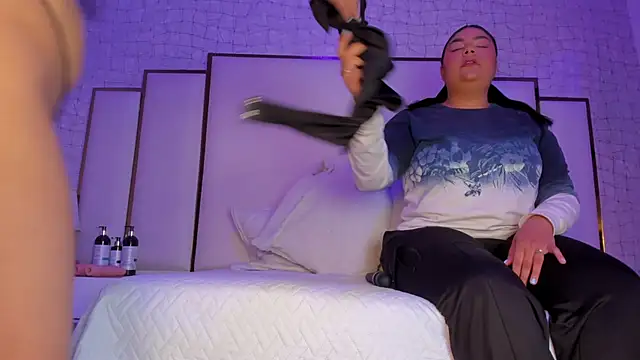 Mia and lexy online show from 11-12-25, 02:45