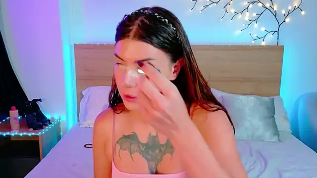 Snapshot of Bella_Davis_love chatting on 10-18-25, 06:19 Bella Davis love online show from 10-18-25, 06:19