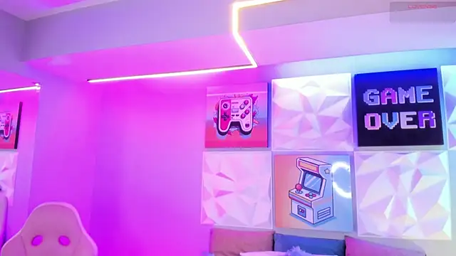 LindaWz  online show from 11-19-25, 04:23