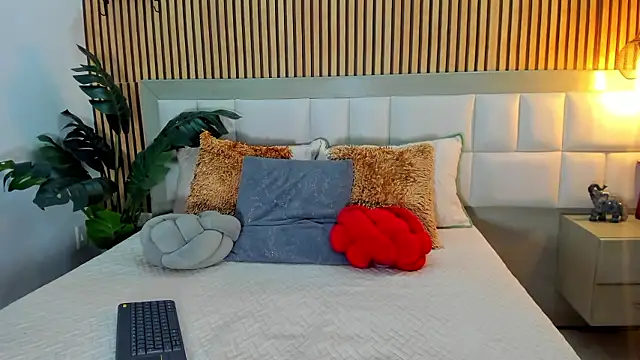 Roseaurora online show from 01-12-26, 01:05