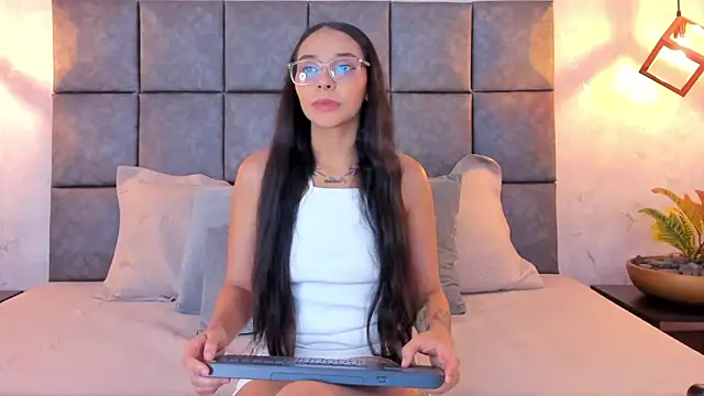 Roseaurora online show from 04-12-26, 11:48