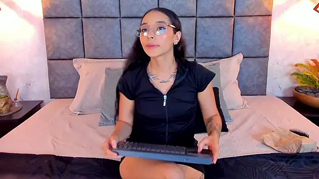 Roseaurora online show from 05-18-26, 10:43