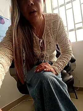 Snapshot of Madisson-04_ chatting on 05-18-26, 01:50 Madisson-04 online show from 05-18-26, 01:50