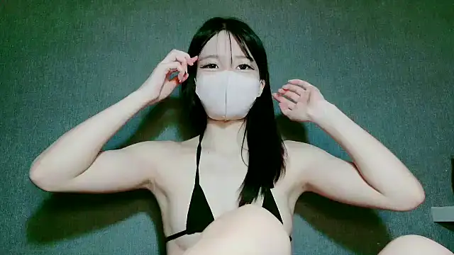 Snapshot of Yuki_chan_2 chatting on 10-24-25, 02:13 Yuki chan 2 online show from 10-24-25, 02:13