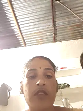 Snapshot of Nillohot chatting on 10-17-25, 12:30 Nillohot online show from 10-17-25, 12:30