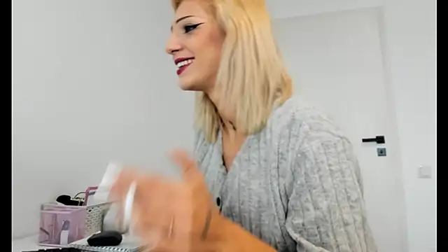 crystalxx18 online show from 10-06-25, 08:01