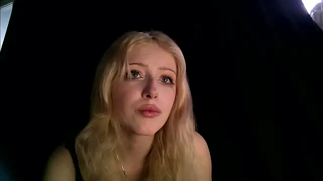 Snapshot of rosy_petal chatting on 10-13-25, 01:33 rosy petal online show from 10-13-25, 01:33