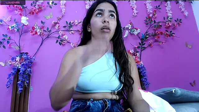 Snapshot of skinnysofia18 chatting on 06-18-26, 02:21 skinnysofia18 online show from 06-18-26, 02:21