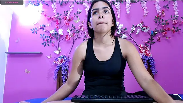 Snapshot of skinnysofia18 chatting on 06-24-26, 01:43 skinnysofia18 online show from 06-24-26, 01:43