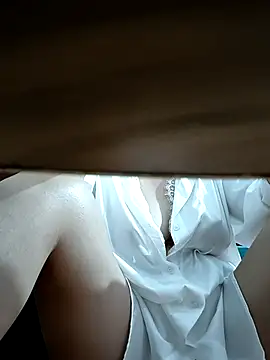 Snapshot of Yui-Linh chatting on 09-18-25, 01:18 Yui-Linh online show from 09-18-25, 01:18