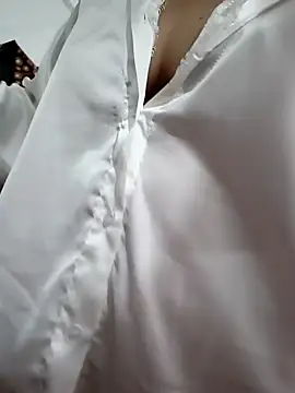 Snapshot of Yui-Linh chatting on 09-21-25, 10:39 Yui-Linh online show from 09-21-25, 10:39