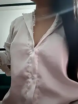 Snapshot of Yui-Linh chatting on 10-29-25, 08:16 Yui-Linh online show from 10-29-25, 08:16