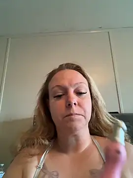 Snapshot of roughdiamond35 chatting on 09-19-25, 05:24 roughdiamond35 online show from 09-19-25, 05:24