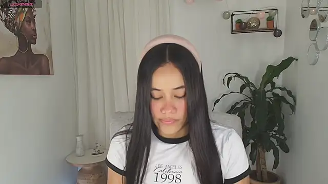 Snapshot of AlisxxnFx chatting on 09-19-25, 12:17 AlisxxnFx online show from 09-19-25, 12:17