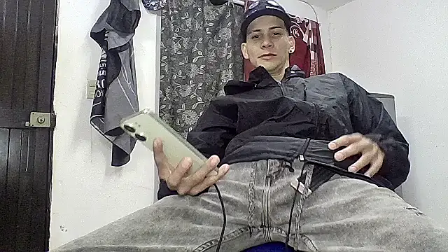 Snapshot of sam_hottt chatting on 09-27-25, 10:48 sam hottt online show from 09-27-25, 10:48