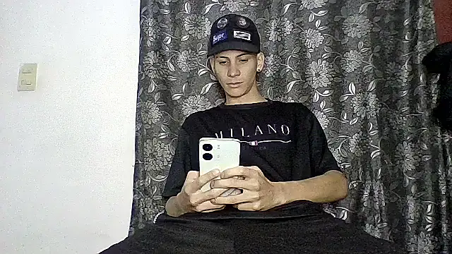Snapshot of sam_hottt chatting on 09-30-25, 04:50 sam hottt online show from 09-30-25, 04:50