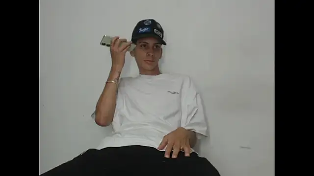 Snapshot of sam_hottt chatting on 10-23-25, 08:29 sam hottt online show from 10-23-25, 08:29