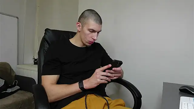 Snapshot of Ryan_Dozer chatting on 11-06-25, 08:26 Ryan Dozer online show from 11-06-25, 08:26