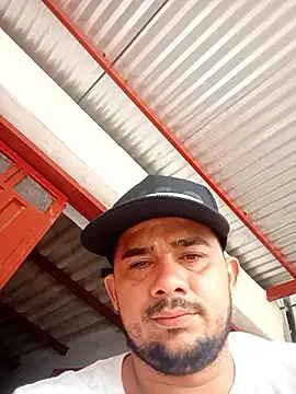 Snapshot of yeffito1 chatting on 03-10-26, 06:35 yeffito1 online show from 03-10-26, 06:35