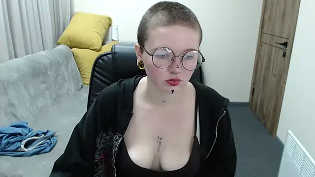Snapshot of Nika_Snow chatting on 10-13-25, 08:03 Nika Snow online show from 10-13-25, 08:03