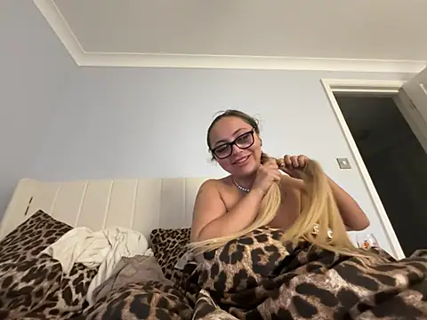 Snapshot of petitelucyXoxx chatting on 07-04-26, 11:22 petitelucyXoxx online show from 07-04-26, 11:22