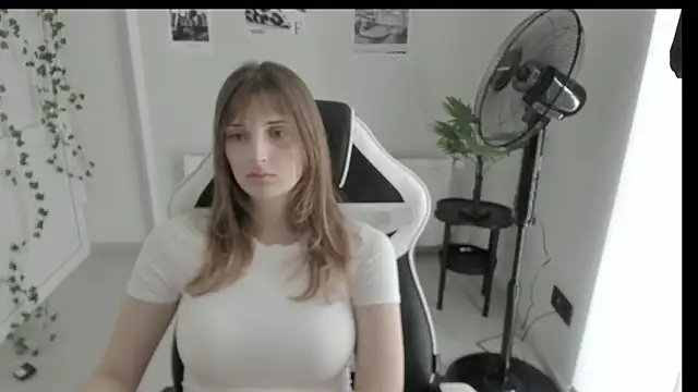 Snapshot of NeyliDream chatting on 06-12-26, 10:14 NeyliDream online show from 06-12-26, 10:14