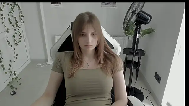 Snapshot of NeyliDream chatting on 06-15-26, 12:07 NeyliDream online show from 06-15-26, 12:07