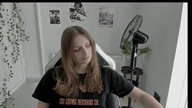 Snapshot of NeyliDream chatting on 06-18-26, 12:20 NeyliDream online show from 06-18-26, 12:20