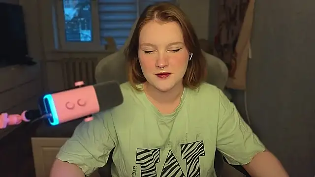 Snapshot of OliviaBlade chatting on 10-02-25, 01:29 OliviaBlade online show from 10-02-25, 01:29