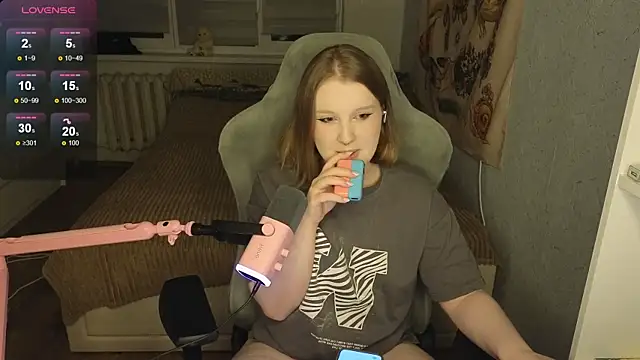 Snapshot of OliviaBlade chatting on 10-18-25, 01:56 OliviaBlade online show from 10-18-25, 01:56