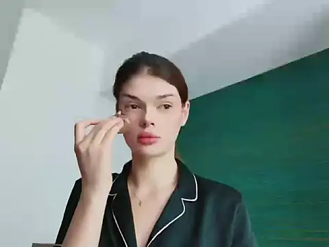 Snapshot of selenatress chatting on 10-17-25, 11:02 selenatress online show from 10-17-25, 11:02