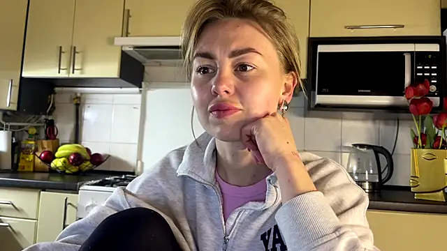 Snapshot of MartaLuna_ chatting on 04-18-26, 08:42 MartaLuna online show from 04-18-26, 08:42