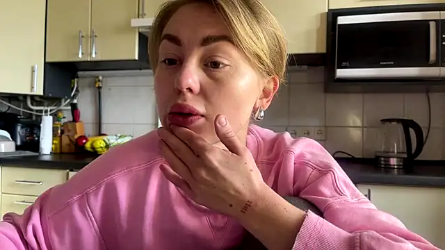 Snapshot of MartaLuna_ chatting on 04-22-26, 09:11 MartaLuna online show from 04-22-26, 09:11