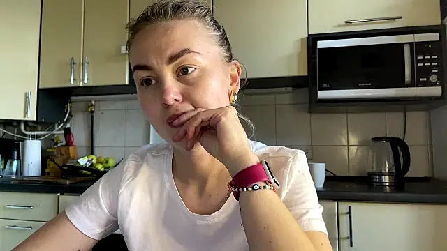 Snapshot of MartaLuna_ chatting on 04-27-26, 03:10 MartaLuna online show from 04-27-26, 03:10