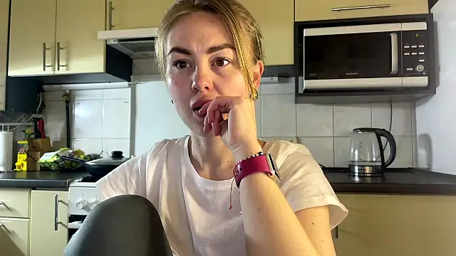 Snapshot of MartaLuna_ chatting on 04-28-26, 07:52 MartaLuna online show from 04-28-26, 07:52