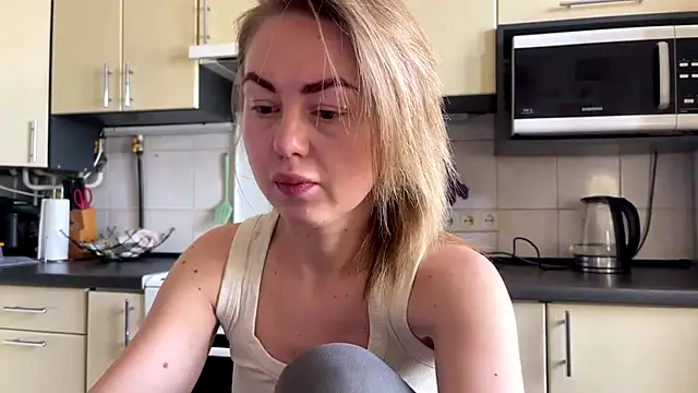 Snapshot of MartaLuna_ chatting on 05-15-26, 07:48 MartaLuna online show from 05-15-26, 07:48