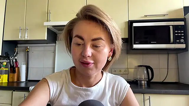 Snapshot of MartaLuna_ chatting on 06-15-26, 09:33 MartaLuna online show from 06-15-26, 09:33