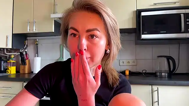 Snapshot of MartaLuna_ chatting on 06-18-26, 08:03 MartaLuna online show from 06-18-26, 08:03