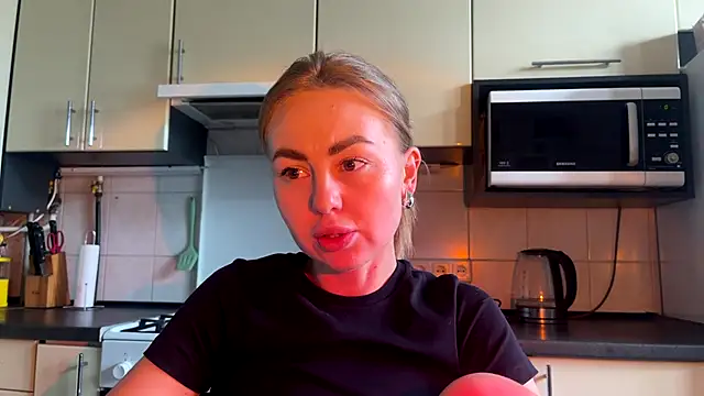 Snapshot of MartaLuna_ chatting on 06-18-26, 02:32 MartaLuna online show from 06-18-26, 02:32