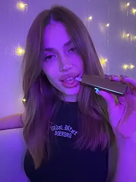 Elizabeth Tay online show from 10-27-25, 04:55