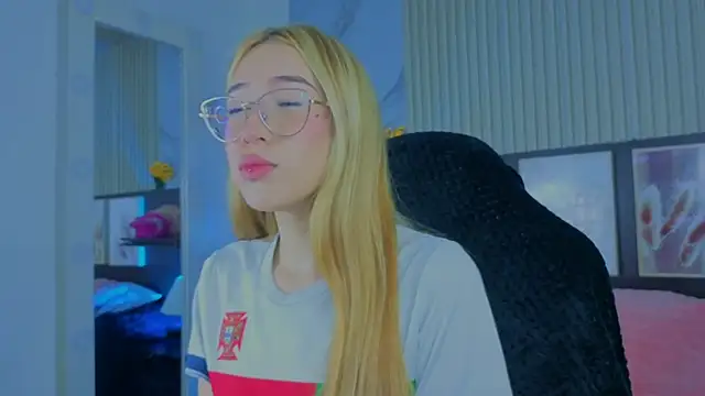 Snapshot of tokyoluu chatting on 09-23-25, 10:13 tokyoluu online show from 09-23-25, 10:13